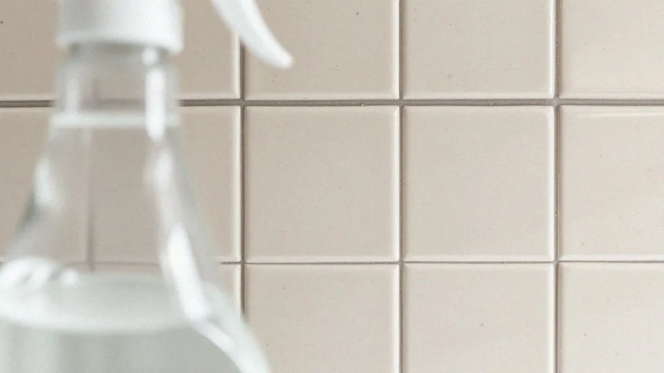 W jaki sposób kwasek cytrynowy wpływa na czyszczenie płytek?