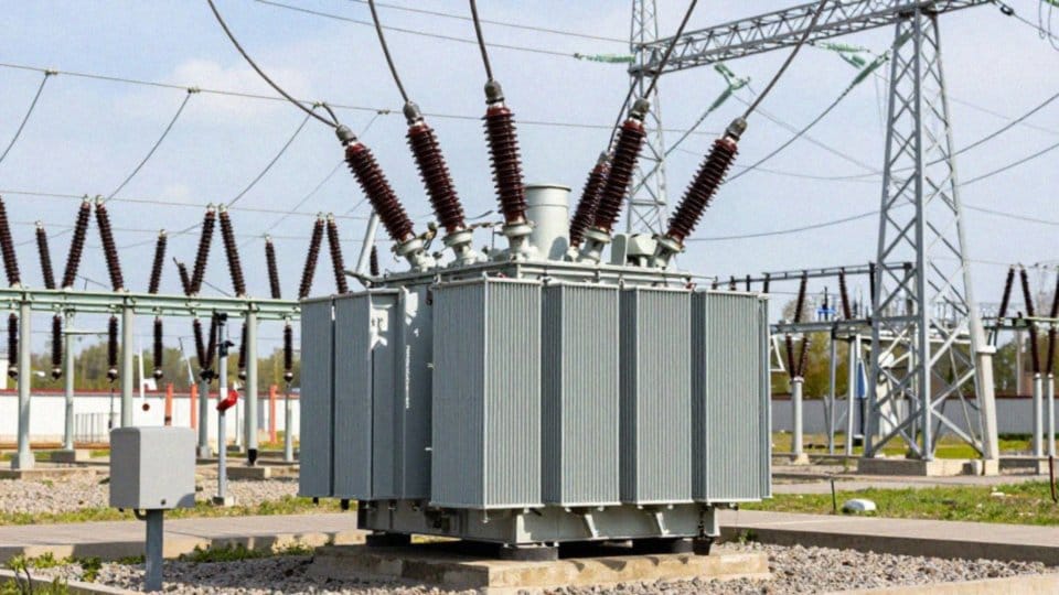 Dlaczego transformator trójfazowy jest kluczowy dla przesyłu energii?