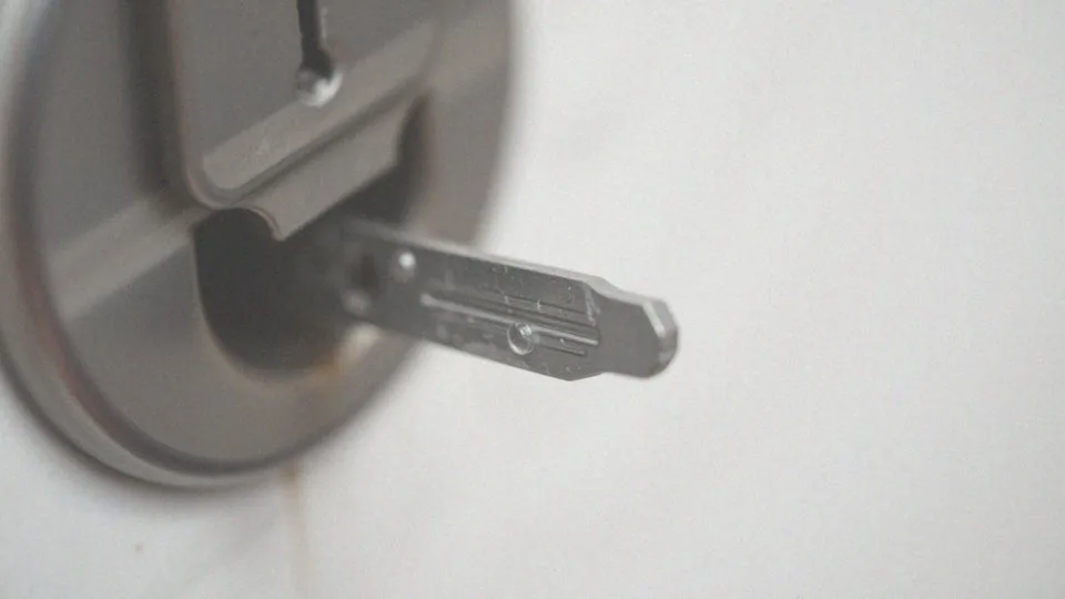 Jak nałożyć klej na gorąco na wystającą końcówkę klucza?