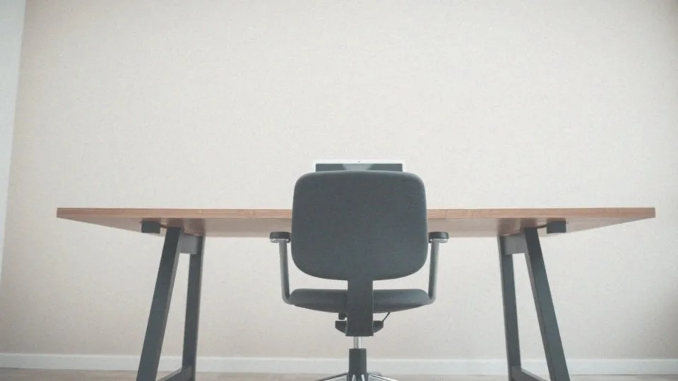 Dlaczego siedzący tryb życia zwiększa ryzyko opuchnięcia nóg?