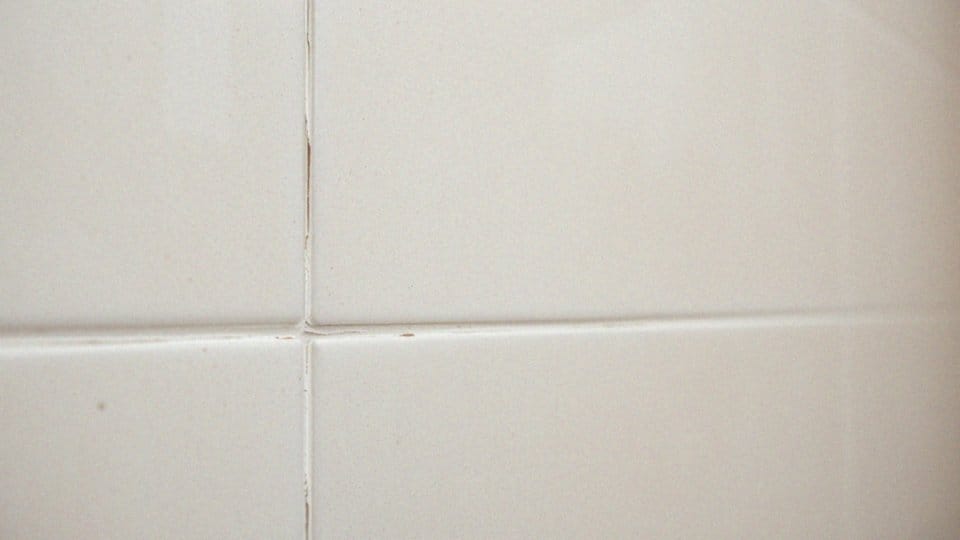 Jakie są skutki używania zbyt mocnych środków czyszczących na płytkach ceramicznych?